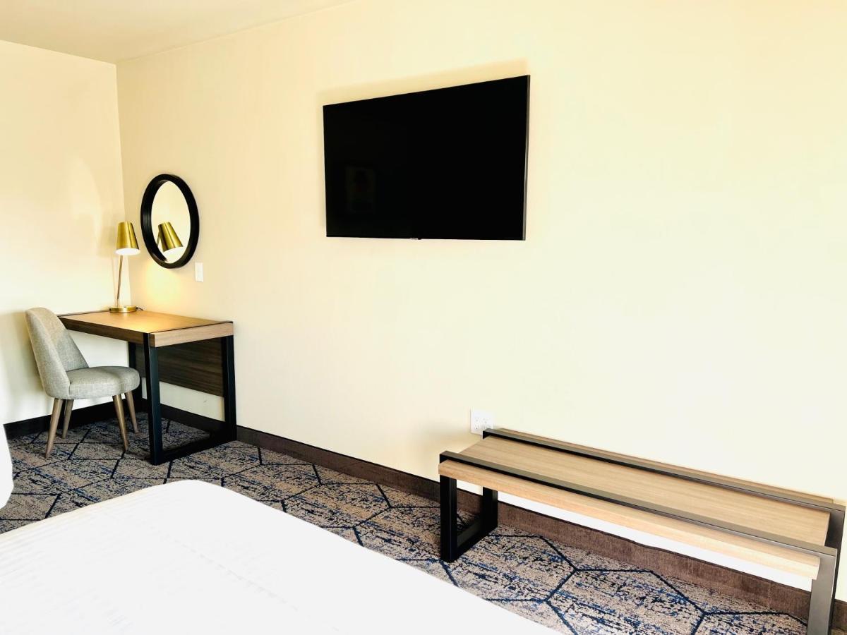 Ramada By Wyndham Modesto Yosemite Area Hotel Exterior photo