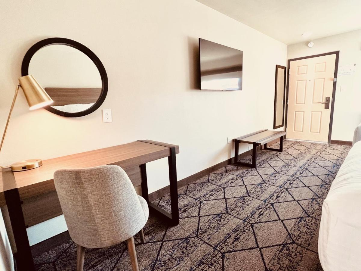 Ramada By Wyndham Modesto Yosemite Area Hotel Exterior photo