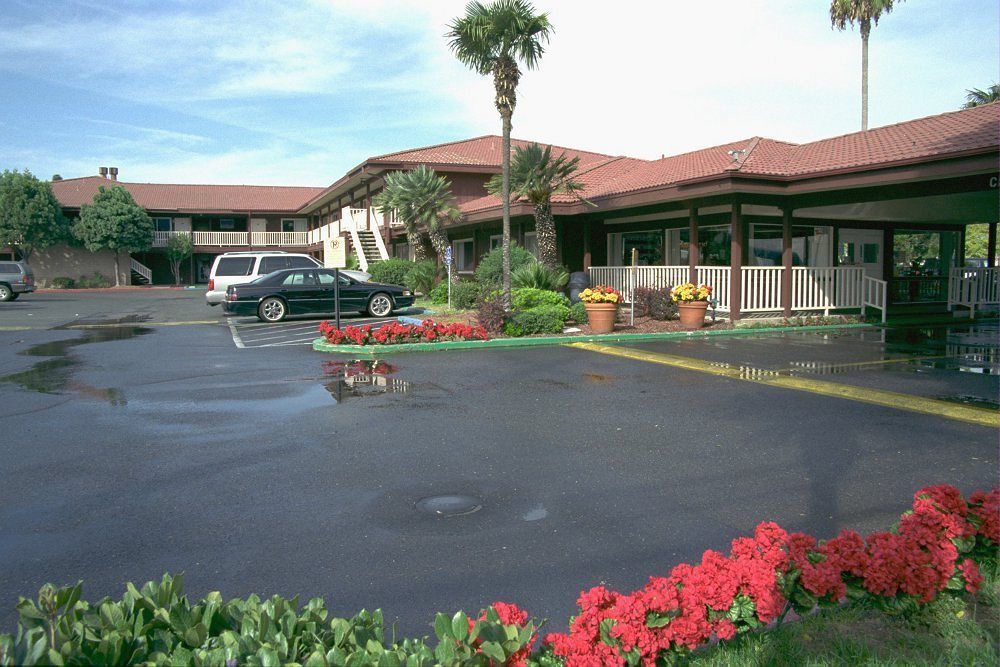 Ramada By Wyndham Modesto Yosemite Area Hotel Exterior photo