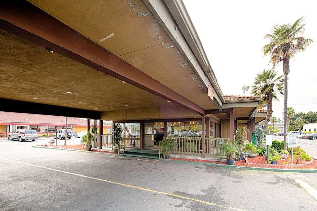 Ramada By Wyndham Modesto Yosemite Area Hotel Exterior photo