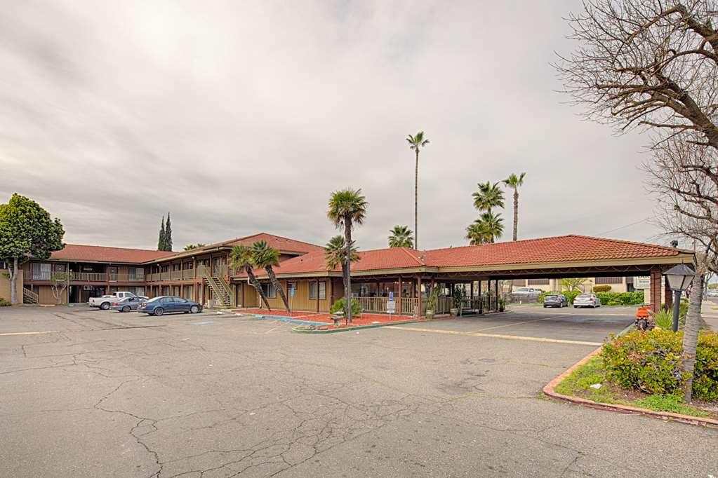Ramada By Wyndham Modesto Yosemite Area Hotel Exterior photo